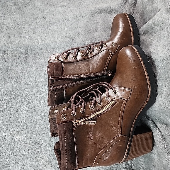 Eva & Zoe Palmer  women's lace-up Combat Boots .Size 9.  Chunky 3 inch heel. - Picture 9 of 10